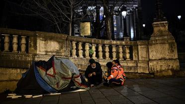 Selon la dernière Nuit de la Solidarité, près de 2.900 personnes vivent à la rue à Paris.