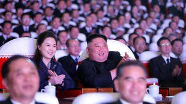 Ri Sol Ju avait souvent accompagné Kim Jong-un à des événements publics majeurs, mais n'avait pas été vue depuis janvier de l'année dernière. 