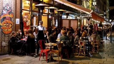 Le gouvernement compte autoriser les terrasses de bars et de restaurants à rouvrir progressivement à partir de la mi-mai. 
