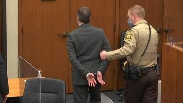Sur une photo montrant Derek Chauvin escorté menotté par un officier après le jugement, on peut voir des écritures sur la paume gauche de l'ancien policier. 