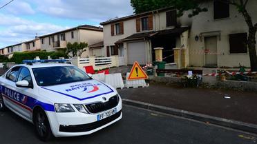 Un véhicule de police est garé devant la maison où une Chahinez Boutaa, mère de trois enfants, a été brûlée vive par son mari, le 5 mai 2021 à Mérignac. 