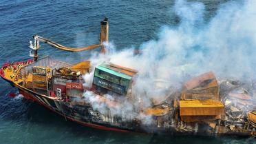 La marée noire pourrait être provoquée par le naufrage en cours du porte-conteneurs MV X-Press, victime d’un incendie qui a duré treize jours. 