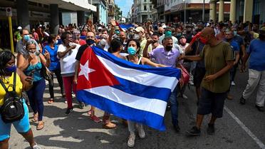 Des milliers de cubains sont descendus dans les rues, excédés par la crise économique.
