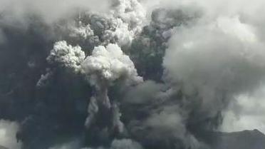 L'éruption du volcan Aso, au Japon, a fait voler des roches à la suite d'une explosion spectaculaire filmée par des caméras de vidéosurveillance. 