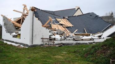 Cette photo montre une maison détruite après avoir été touchée par la tempête Aurore, le 21 octobre 2021 à Plozevet, dans l'ouest de la France. 