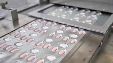 Le Paxlovid, médicament mis au point par Pfizer, devrait être disponible en France dès fin janvier. 