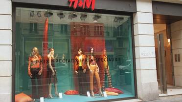 Vue de la devanture d'un magasin de prêt à porter H & M (Hennes & Mauritz) prise à Paris 13 Avril 2000 [Jean-Pierre Muller / AFP/Archives]