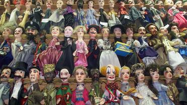 Des dizaines de marionnettes dans les coulisses du théâtre "Municipal de Guignol", dans le Vieux-Lyon, le 18 avril 2000. [Eric Cabanis / AFP/Archives]