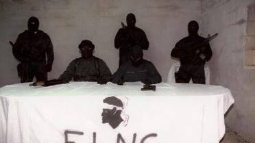 Photo prise dans la nuit du 17 au 18 octobre 1996 d'un petit groupe de militants encagoulés et armés du FLNC [ / AFP/Archives]