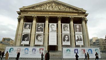 Le Panthéon, le 7 mars 2002, où sont apposés des portraits de femmes célèbres, dont Simone de Beauvoir, Colette, Olympe de Gouges et Louise Michel [Francois Guillot / AFP/Archives]