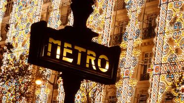 Une façade de magasin illuminée à Paris