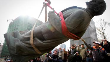 La statue de Lénine d'Oulan-Bator retirée, le 14 octobre 2012 [Byambasuren Byamba-Ochir / AFP]