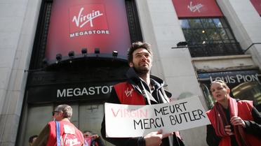 Des employés de Virgin lors d'une précédente manifestation devant le magasin Virgin des Champs-Elysées, à Paris, le 23 mai 2013 [Thomas Samson / AFP/Archives]