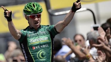 Le geste de la victoire du Français Thomas Voeckler à l'arrivée de la 6e étape du Dauphiné, le 7 juin à Grenoble [Jeff Pachoud / AFP/Archives]