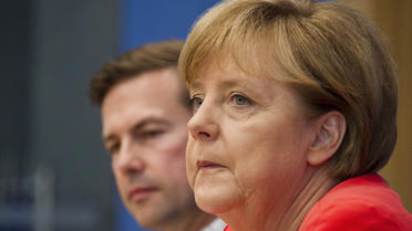 La chancelière allemande Angela Merkel et son porte-parole Steffen Seibert, le 22 juillet 2011 à Berlin [John Macdougall / AFP/Archives]