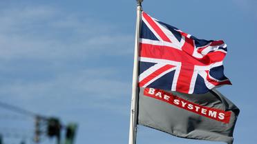 Un drapeau britannique aux côtés de celui de BAE Systems le 27 septembre 2011 à Brough, dans le nord-est de l'Angleterre [Lindsey Parnaby / AFP/Archives]