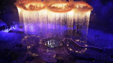 La cérémonie de clôture des jeux Olympiques doit offrir dimanche (20h00 GMT) un feu d'artifice d'artistes britanniques, avec la participation confirmée des Monty Python et des Spice Girls, mais en l'absence de la reine, en vacances à Balmoral en Ecosse.[POOL]