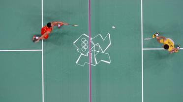 Le Chinois Lin Dan (g) contre le Malaisien Lee Chong Wei (d) en finale des jeux Olympiques de Londres, le 5 août 2012 [Anthonin Thuillier / AFP/Archives]