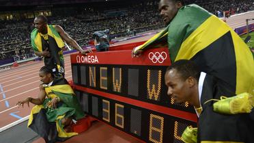 Usain Bolt avec ses coéquipiers jamaïcains après avoir battu le record du monde du 4x100m aux JO à Londres le 11/08/2012 [Adrian Dennis / AFP]