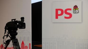 Une caméra de télévision près d'un logo du PS [Eric Cabanis / AFP/Archives]