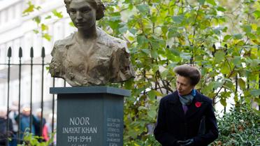 La princesse Anne d'Angleterre inaugure une statue de Noor Inayat Khan, une princesse indienne, le 8 novembre 2012 à Londres [Leon Neal / AFP]