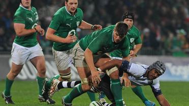 L'Irlandais Donncha O'Callaghan (au centre) lors du match contre les Iles Fidji le 17 novembre 2012 à Limerick [Artur Widak / AFP]