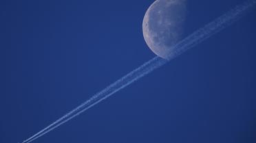 Un avion passe devant la Lune [Jens Buttner / DPA/AFP/Archives]