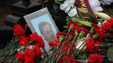 Des fleurs et le portrait du juriste Sergueï Magnitski sont posés sur sa tombe, le 20 novembre 2009 à Moscou [- / Hermitage Capital Management/AFP/Archives]