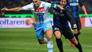 Le défenseur de Naples Paolo Cannavaro (g) à la lutte avec l'attaquant de l'Inter Diego Milito le 9 décembre 2012 [Olivier Morin / AFP]