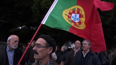 Un homme tient un drapeau portugais lors d'une manifestation contre les mesures d'austérité, le 15 décembre 2012 à Lisbonne [Henriques Da Cunha / AFP/Archives]