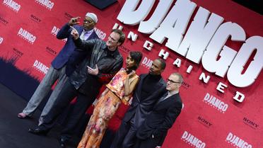 L'équipe du film "Django Unchained" et son réalisateur Quentin Tarantino (2e D) posent lors de la 1ère du film à Berlin le 8 janvier 2013 [John Macdougall / AFP/Archives]