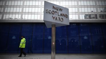Un policier marche devant le siège de Scotland Yard, à Londres, le 11 janvier 2013 [Carl Court / AFP/Archives]