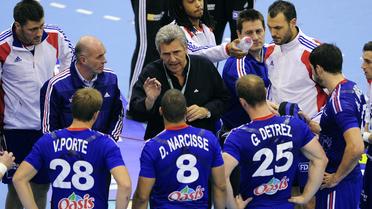 Le sélectionneur français Claude Onesta parle à ses joueurs lors d'un match contre le Brésil pendant le Mondial de handball, le 15 janvier 2013 à Granollers. [Josep Lago / AFP]