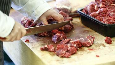 Un boucher découpe de la viande de boeuf, le 15 février 2013 à Londres [Justin Tallis / AFP]