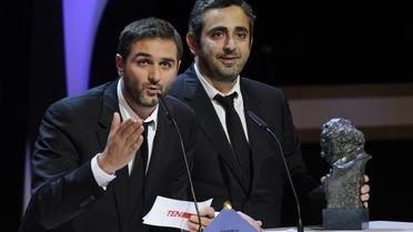 Les réalisateurs français Olivier Nakache (g) et Eric Toledano reçoivent leur Goya du meilleur film européen pour "Intouchables", le 17 février 2013 à Madrid [Eduardo Dieguez / AFP]