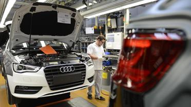 Un employé d'Audi travaille le 11 mars 2013 dans l'unité de Ingolstadt, au sud de l'Allemagne [Christof Stache / AFP]