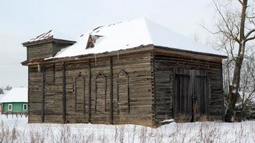 Une ancienne synagogue en bois, utilisée désormais comme remise, à Kurkliai en Lituanie, le 23 mars 2013 [Petras Malukas / AFP]