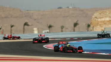 Lewis Hamilton et Sergio Pérez lors du GP de F1 de Bahreïn, le 21 avril 2013 [Marwan Naamani / AFP]