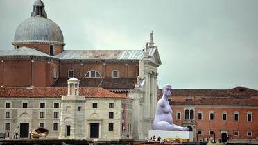 Une sculpture de l'artiste britannique Marc Quinn sur l'île San Giorgio Maggiore à Venise, le 29 mai 2013 à l'occasion de la 55e Biennale d'art [Gabriel Bouys / AFP]