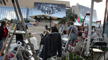 Des spectateurs attendent devant le Palais du Festival, le 15 mai 2007 à Cannes [Cyrille Cadet / AFP/Archives]