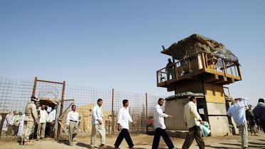 Des détenus lors de leur libération le 23 juin 2006 de la prison d'Abou Ghraib [Wathiq Khuzaei / Pool/AFP/Archives]