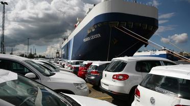Des voitures en attente d'être embarquées le 31 août 2010 à bord d'un cargo, sur le port de Bremerhaven dans le nord de l'Allemagne [Patrik Stollarz / AFP/Archives]