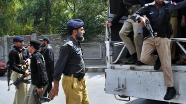 Des policiers pakistanais à Peshawar [A. Majeed / AFP/Archives]