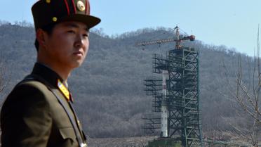 Un soldat nord-coréen devant la fusée Unha-3 au centre spatial Tangachai-ri, le 8 avril 2012 [Pedro Ugarte / AFP]
