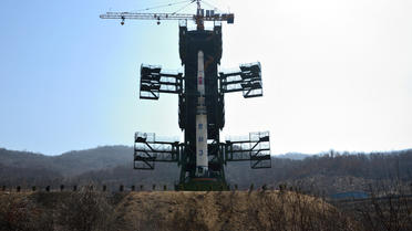 Une fusée nord-coréenne Unha-3 au centre spatiale de Tangachai-ri, le 8 avrl 2012 [Pedro Ugarte / AFP/Archives]
