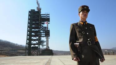 Un soldat nord-coréen devant la fusée Unha-3 au centre spatial Tangachai-ri, le 8 avril 2012 près de Pyongyang [Pedro Ugarte / AFP/Archives]