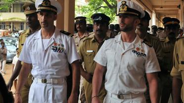 Les militaires italiens accusés de meurtres, Massimiliano Latorre (g) et Salvatore Girone, au tribunal de Kollam, le 25 mai 2012 en Inde [ / AFP/Archives]