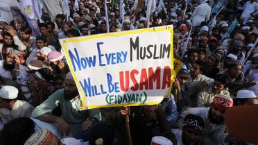 Des sunnites pakistanais manifestent contre le film anti-islam à Lahore le 23 septembre 2012, brandissant une pancarte "Maintenant, tous les musulmans seront des Oussama" [Arif Ali / AFP]