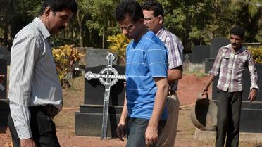Le mari de l'infirmière décédée (c) surveille les préparatifs de son enterrement, au cimetière de Shirva, le 16 décembre  2012 [Manjunath Kiran / AFP]