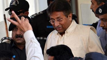 Pervez Musharraf quitte le tribunal   le  17 avril 2013 à Rawalpindi [Aamir Qureshi / AFP]